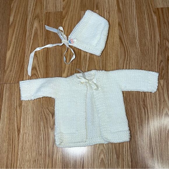 VINTAGE HANDMADE KNITTED WHITE BABY SWEATER AND BONNET NEWBORN COTTAGE CORE - Picture 1 of 8